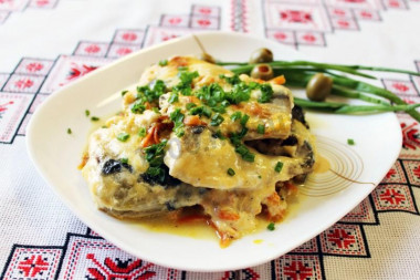 Mackerel in mayonnaise in the oven baked with onions in foil