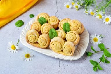 Puff pastry curls with sugar