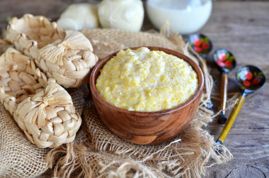 Porridge of corn groats with milk