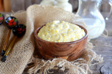 Porridge of corn groats with milk