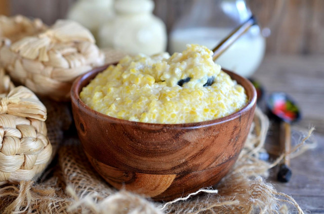 Porridge of corn groats with milk