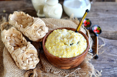 Porridge of corn groats with milk