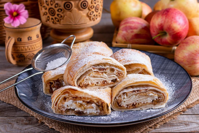 Pita bread with apple and cottage cheese in in the oven