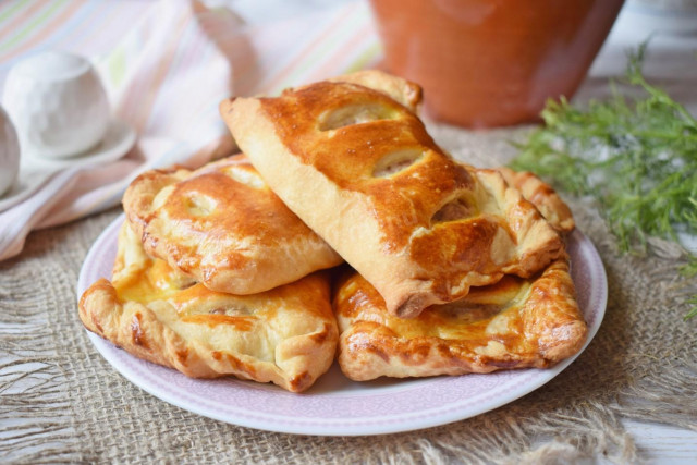 Puff pastry pies in the oven