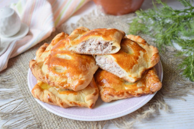 Puff pastry pies in the oven