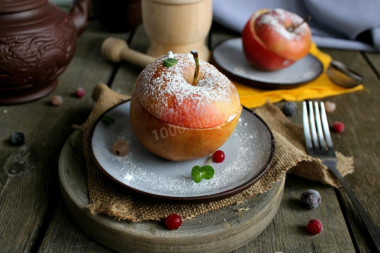 Stuffed apples in the oven