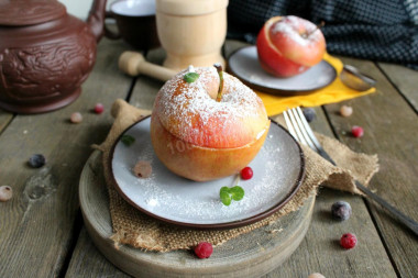 Stuffed apples in the oven