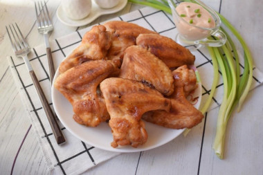 Wings in honey mustard sauce in the oven