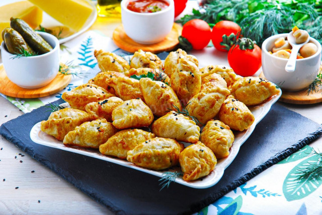 Puff pastry pies in the oven