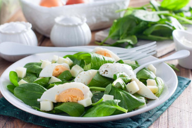 Spinach salad with sour cream