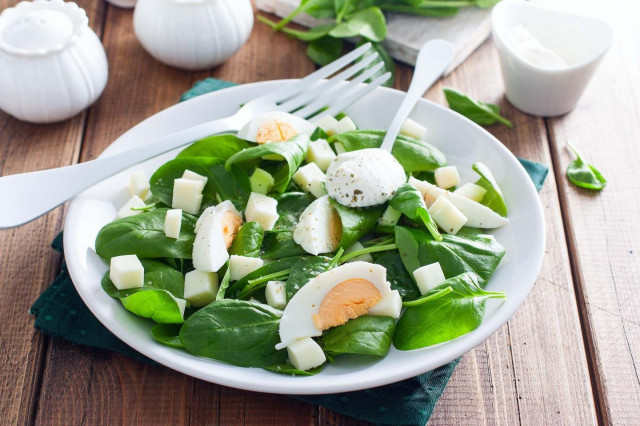 Spinach salad with sour cream