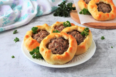 Open meat pies in the oven