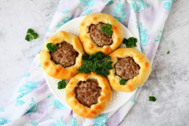 Open meat pies in the oven