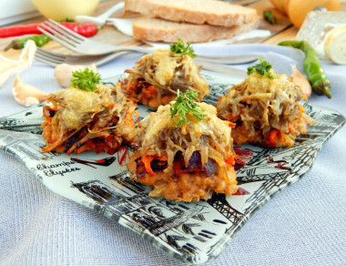 Stacks of minced meat under a fur coat in the oven