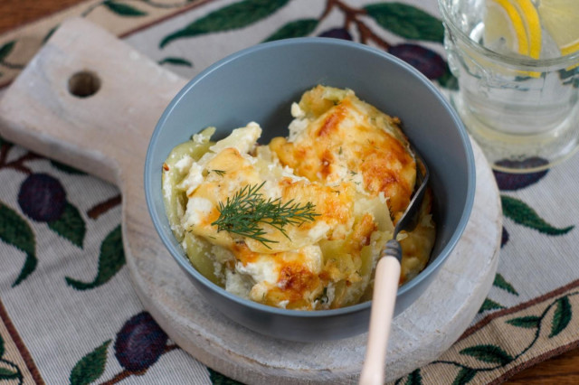 Potatoes with sour cream and cheese in the oven