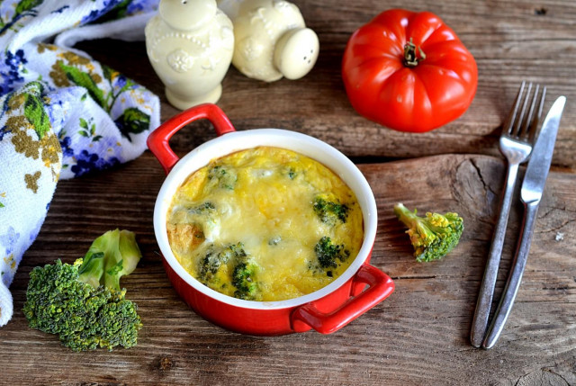 Broccoli with egg and cheese in the oven