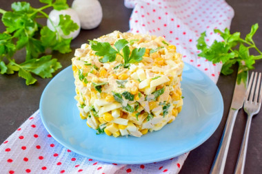 Salad with corn, egg, chicken and cheese