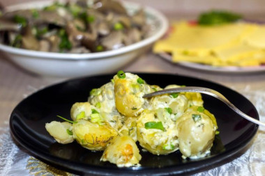 Baked potatoes in garlic sauce in the oven