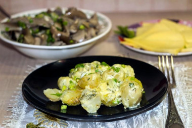 Baked potatoes in garlic sauce in the oven