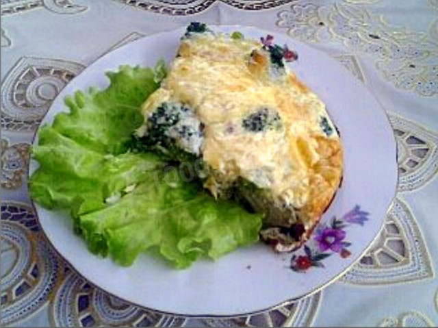 Broccoli in sour cream in the oven with cheese casserole