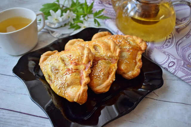 Puff pastry with minced meat in the oven