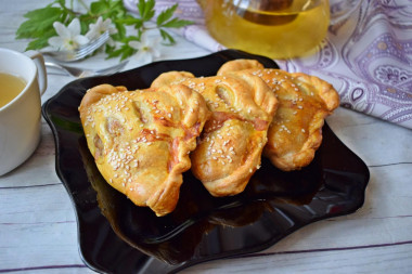 Puff pastry with minced meat in the oven