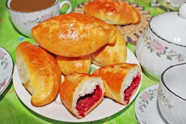 Yeast pies with raspberries in the oven