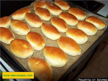 Yeast pies with cottage cheese in the oven