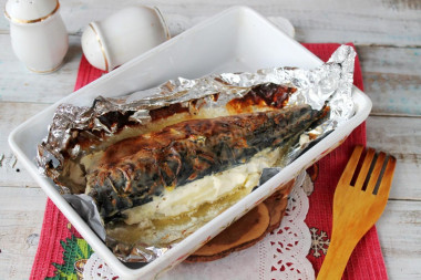 Mackerel in sour cream baked in the oven