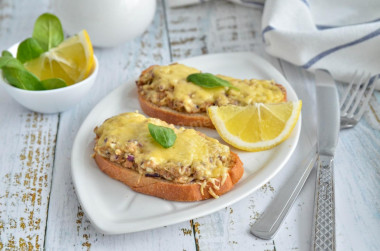 Saury and egg sandwiches in the oven