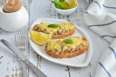 Saury and egg sandwiches in the oven