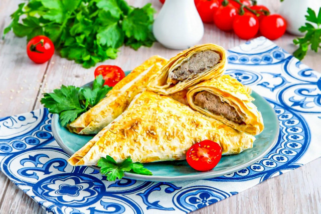 Pita bread samsa with minced meat in the oven