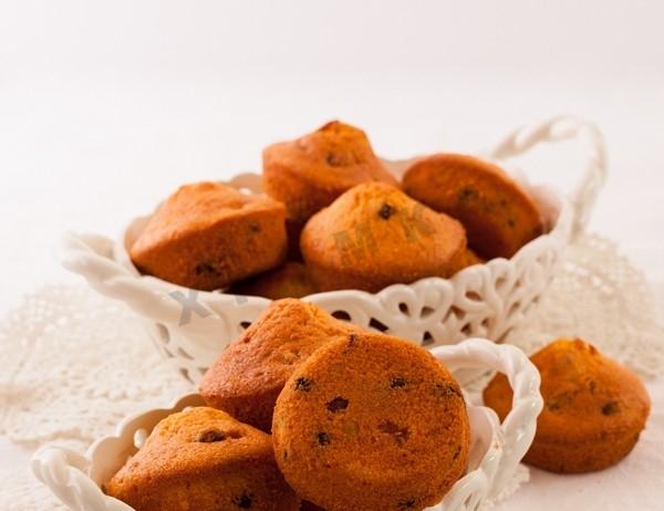 Muffins with raisins and candied fruits in the oven