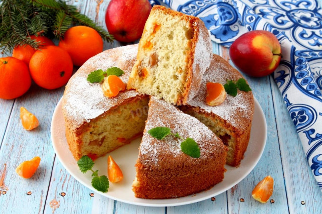 Charlotte with tangerines and apples in the oven