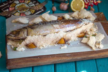 Fish in salt in the oven