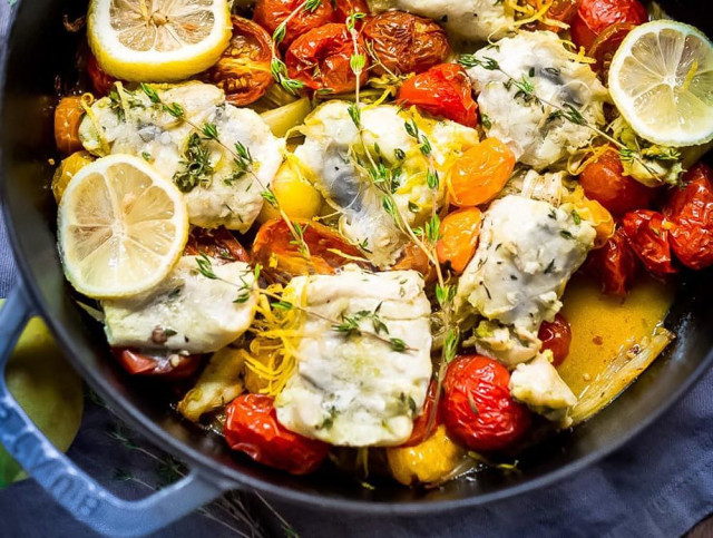 Pollock fillet in the oven with onions and tomatoes