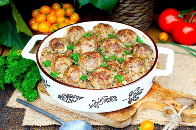 Buckwheat with meatballs in the oven