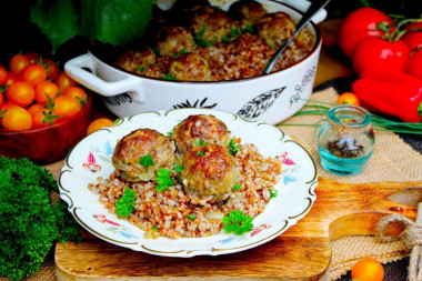 Buckwheat with meatballs in the oven