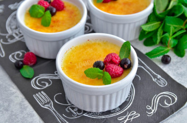 French dessert creme brulee