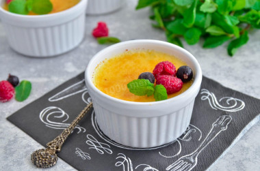 French dessert creme brulee