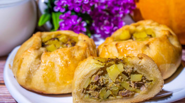 Minced meat and potato pies in the oven