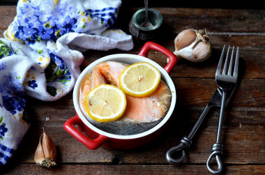 Salmon with lemon baked in the oven