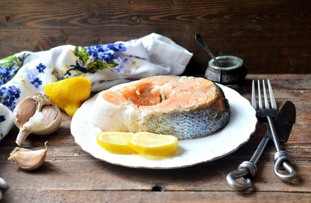 Salmon with lemon baked in the oven