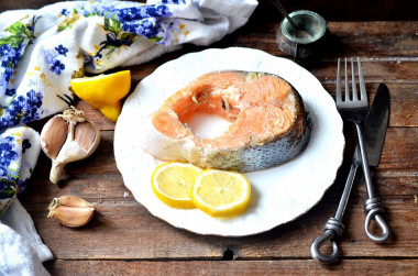 Salmon with lemon baked in the oven