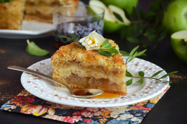 Bulk pie with semolina and apples