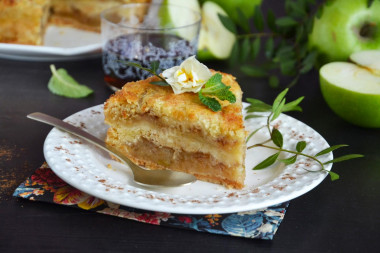 Bulk pie with semolina and apples