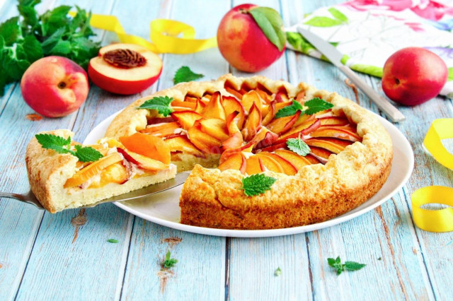 Shortbread pie with nectarines in the oven