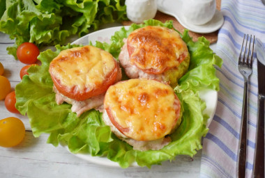 Cutlets with tomato and cheese in the oven