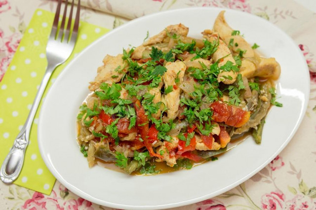 Meat with eggplant and tomatoes in the oven