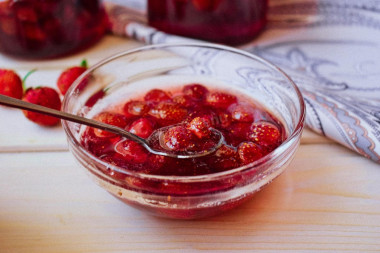 Strawberries in syrup for winter